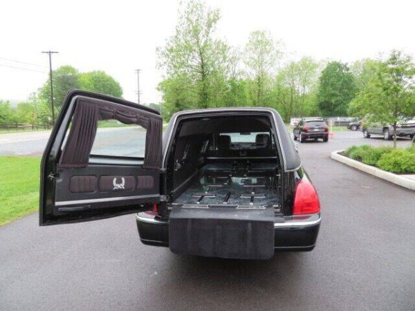 2011 lincoln town car 8 1